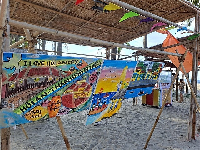 Paintings on display on Cửa Đại Beach in Hội An town. Folk games and plays on the beach attract tourists visiting the town. Photo: VNS Paintings on display on Cửa Đại Beach in Hội An town. Folk games and plays on the beach attract tourists visiting the town. Photo: VNS
