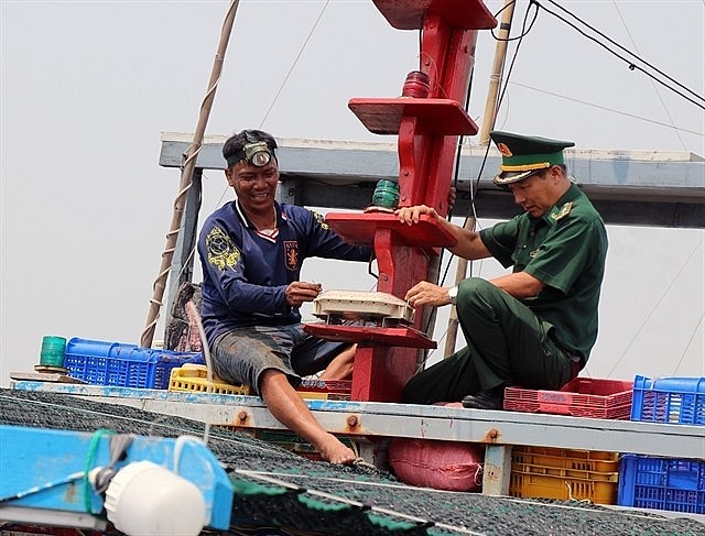 A boat owner and a border soldier inspect the vessel's journey monitoring system in the south-central province of Phú Yên. — VNA A boat owner and a border soldier inspect the vessel's journey monitoring system in the south-central province of Phú Yên. — VNA