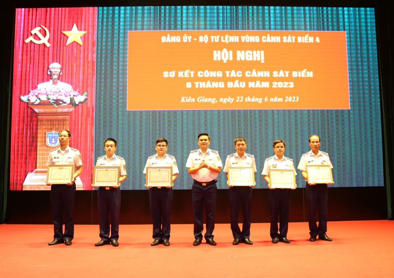 BTL Vùng Cảnh sát biển 4 tăng cường tuyên truyền chống khai thác IUU BTL Vùng Cảnh sát biển 4 tăng cường tuyên truyền chống khai thác IUU