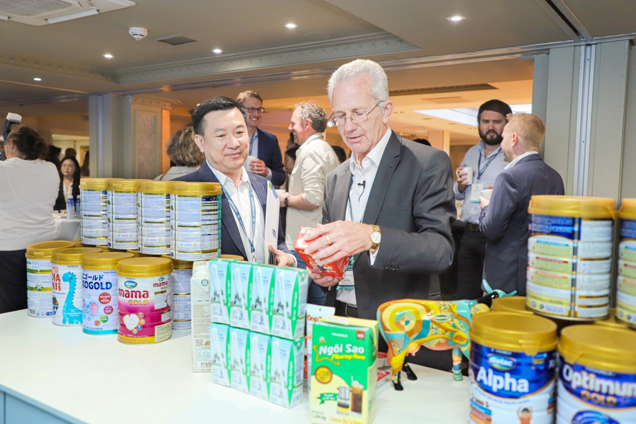 Ông Richard Hall, Chủ tịch Hội nghị sữa toàn cầu (bên phải) hào hứng tìm hiểu về các sản phẩm sữa của Vinamilk mang đến Hội nghị năm nay. Ông Richard Hall, Chủ tịch Hội nghị sữa toàn cầu (bên phải) hào hứng tìm hiểu về các sản phẩm sữa của Vinamilk mang đến Hội nghị năm nay.