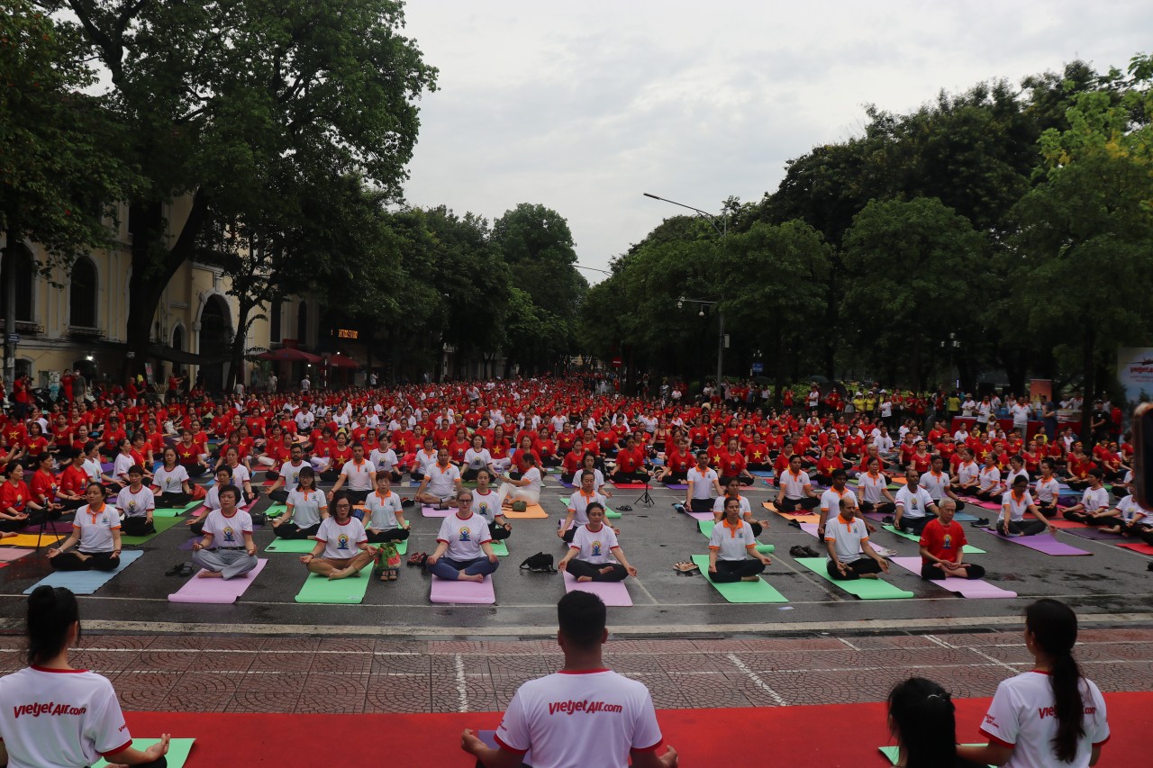Xác lập kỷ lục thế giới về số lượng người đồng diễn Yoga Xác lập kỷ lục thế giới về số lượng người đồng diễn Yoga