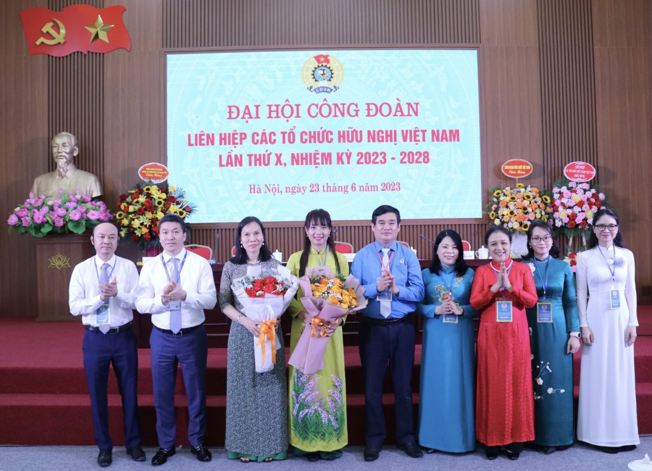 Ban Chấp hành Công đoàn Liên hiệp Hữu nghị khóa X, nhiệm kỳ 2023-2028 ra mắt Đại hội (Ảnh: Thu Hà) Ban Chấp hành Công đoàn Liên hiệp Hữu nghị khóa X, nhiệm kỳ 2023-2028 ra mắt Đại hội (Ảnh: Thu Hà)