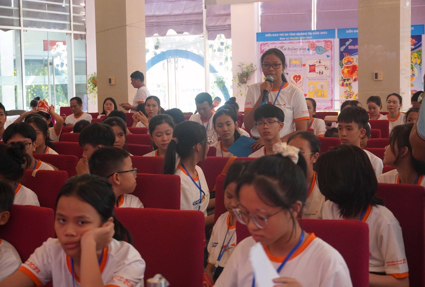 Các em trao đổi tại Diễn đàn (Ảnh: quangtri.gov.vn).