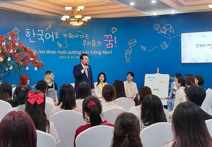 RoK President Pledges to Support Young Vietnamese in Korean Language Access RoK President Pledges to Support Young Vietnamese in Korean Language Access