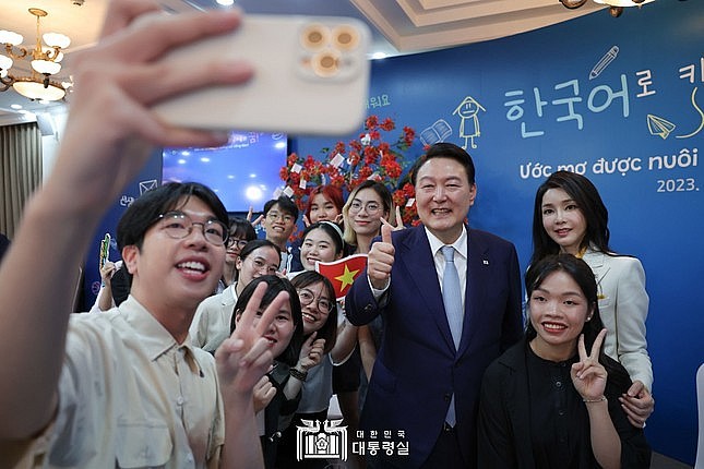 RoK President Pledges to Support Young Vietnamese in Korean Language Access RoK President Pledges to Support Young Vietnamese in Korean Language Access