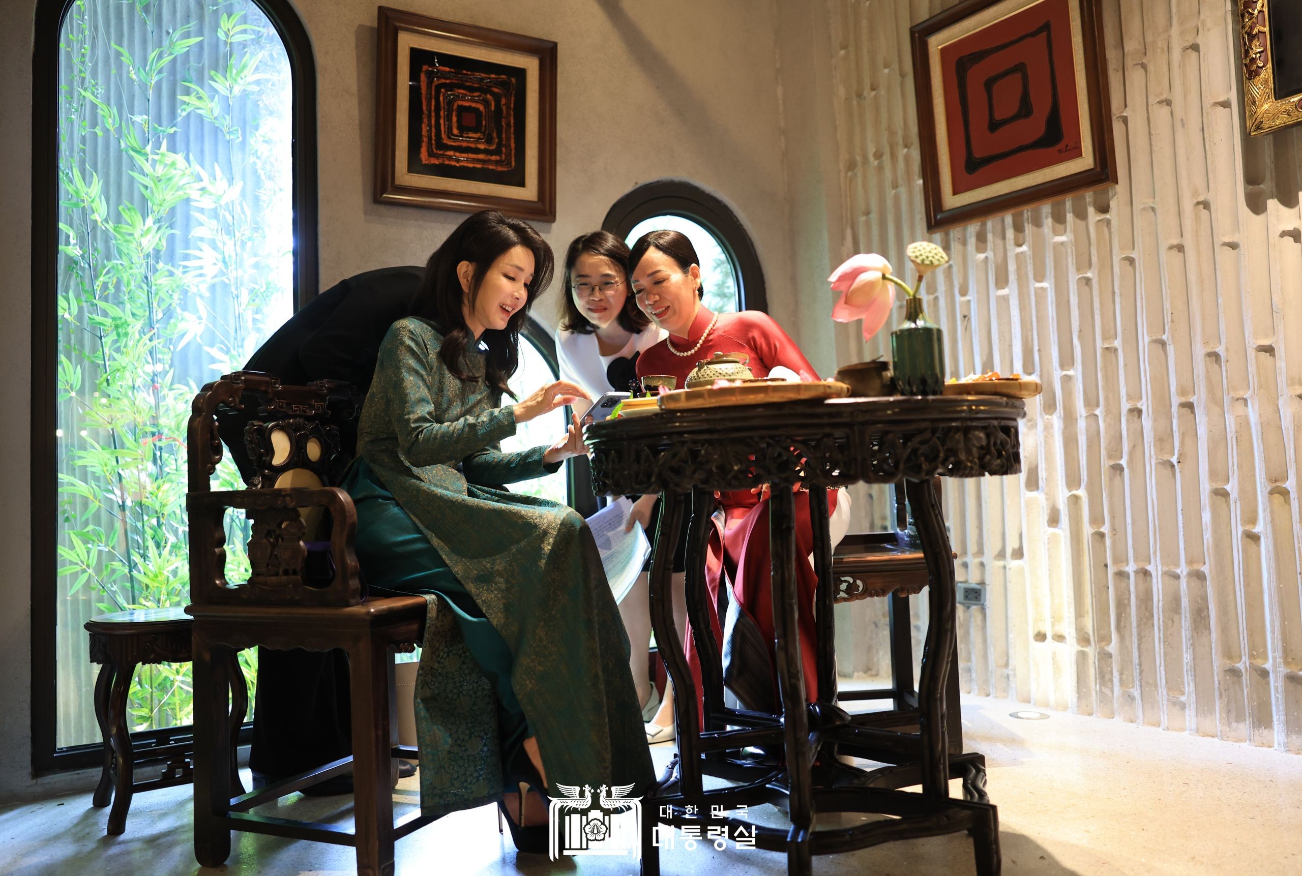 Phu nhân Tổng thống Hàn Quốc ấn tượng với áo dài Việt Nam Phu nhân Tổng thống Hàn Quốc ấn tượng với áo dài Việt Nam