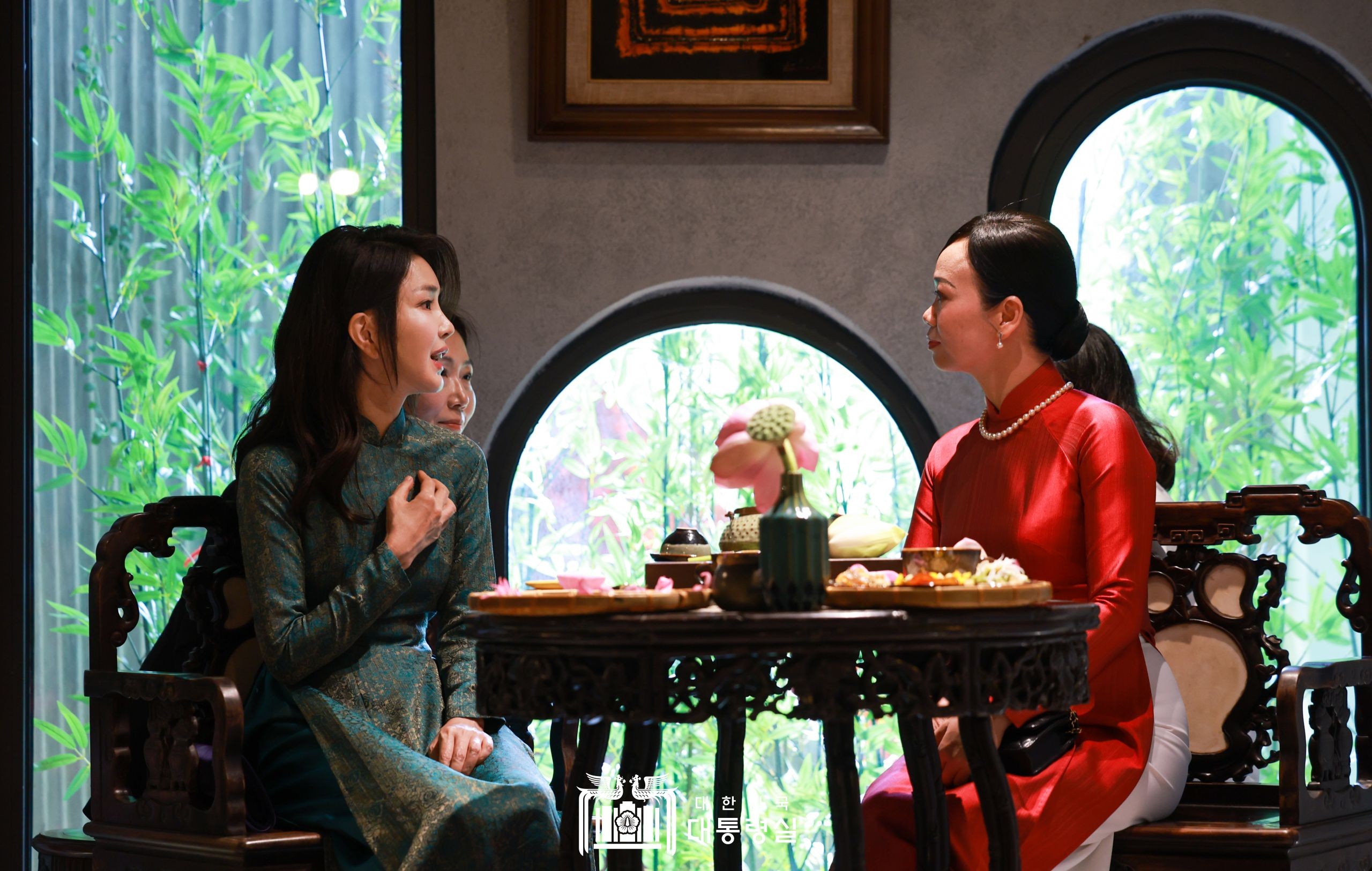 Phu nhân Tổng thống Hàn Quốc ấn tượng với áo dài Việt Nam Phu nhân Tổng thống Hàn Quốc ấn tượng với áo dài Việt Nam