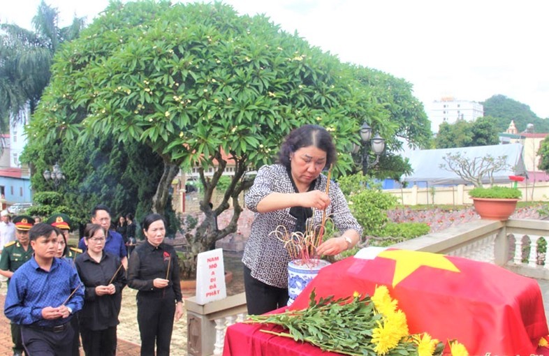 Mộc Châu, Sơn La: An táng hài cốt liệt sỹ Việt Nam hy sinh tại Lào Mộc Châu, Sơn La: An táng hài cốt liệt sỹ Việt Nam hy sinh tại Lào