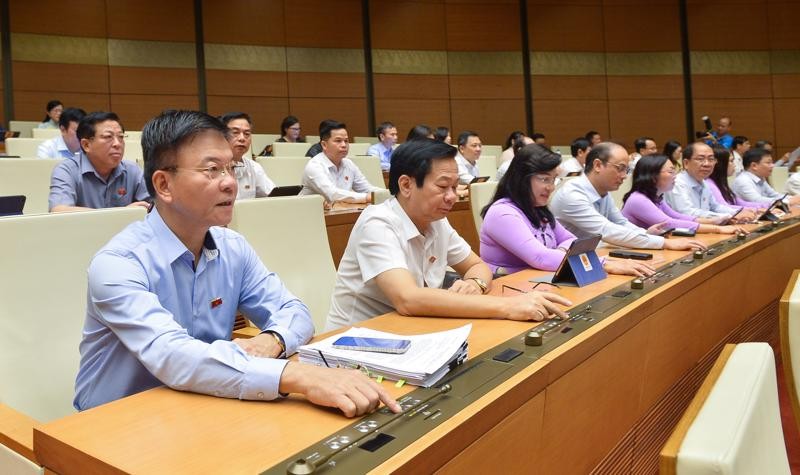 Đại biểu Quốc hội biểu quyết thông qua Luật sửa đổi, bổ sung một số điều của Luật Xuất cảnh, nhập cảnh của công dân Việt Nam và Luật Nhập cảnh, xuất cảnh, quá cảnh, cư trú của người nước ngoài tại Việt Nam. Ảnh - Quochoi.vn. Đại biểu Quốc hội biểu quyết thông qua Luật sửa đổi, bổ sung một số điều của Luật Xuất cảnh, nhập cảnh của công dân Việt Nam và Luật Nhập cảnh, xuất cảnh, quá cảnh, cư trú của người nước ngoài tại Việt Nam. Ảnh - Quochoi.vn.