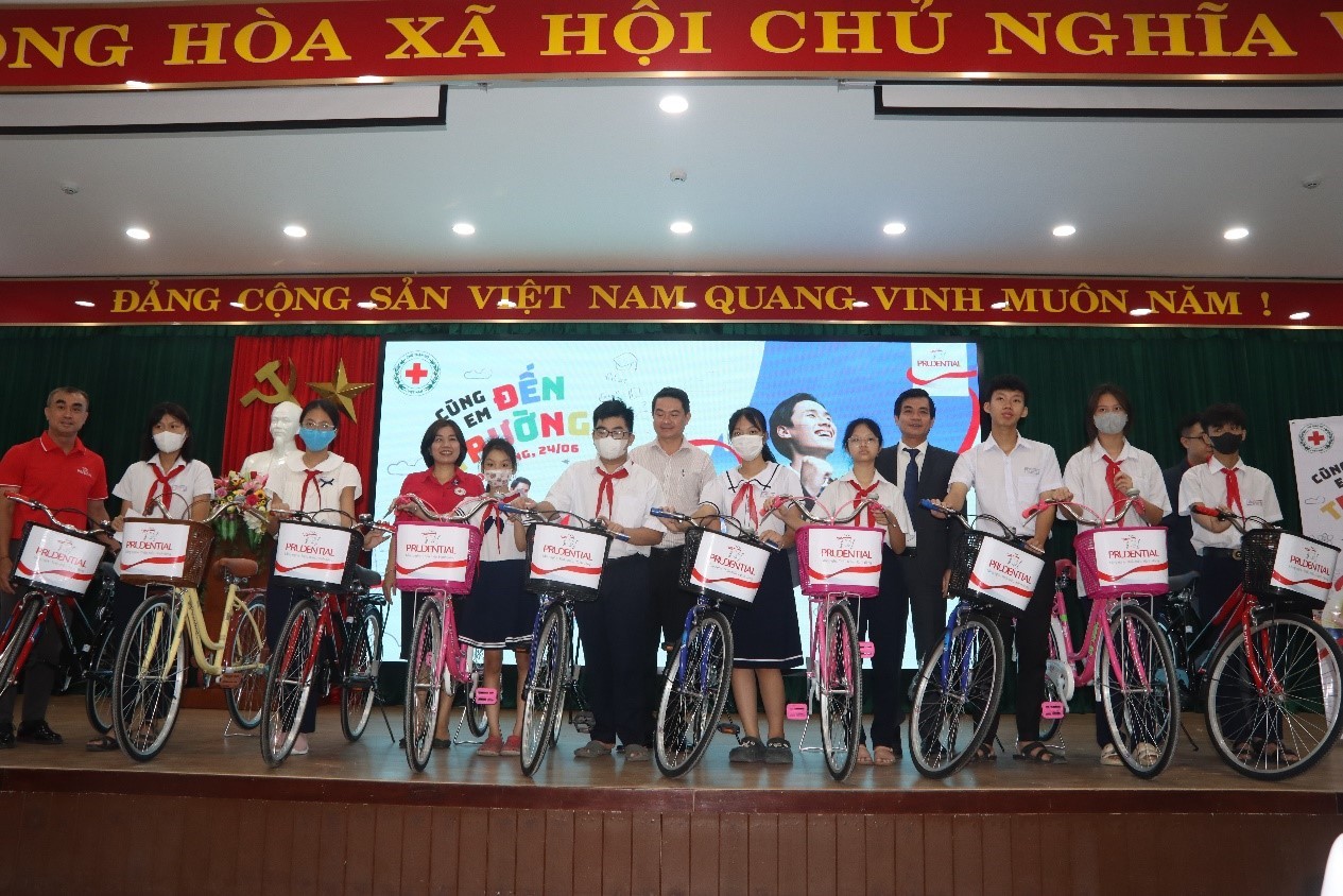 Trao tặng 80 xe đạp cho học sinh nghèo hiếu học tại 7 quận, huyện ở Đà Nẵng Trao tặng 80 xe đạp cho học sinh nghèo hiếu học tại 7 quận, huyện ở Đà Nẵng