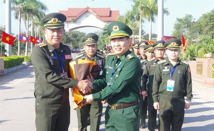 Đại tá Nguyễn Thanh Hải, Phó Chủ nhiệm Chính trị Bộ đội Biên phòng, Bộ Quốc phòng Việt Nam (bên phải) tặng hoa chào mừng đoàn sĩ quan Biên phòng Lào dự Chương trình Giao lưu sĩ quan trẻ Biên phòng Việt Nam - Lào lần thứ nhất (tháng 11/2022). 