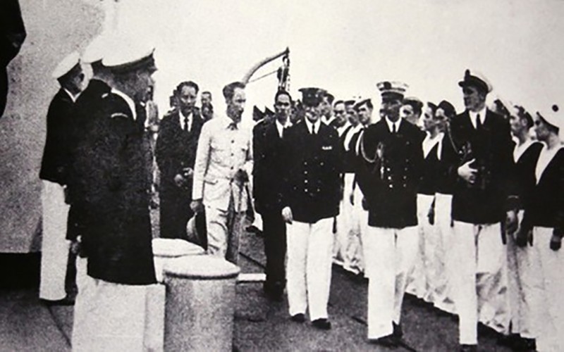 Cao ủy D’Argenlieu đón Chủ tịch Hồ Chí Minh trên chiến hạm Emile Bertin ngày 24/3/1946. Đi phía sau bên phải Bác là ông Hoàng Minh Giám, bên trái là ông Nguyễn Tường Tam. Cao ủy D’Argenlieu đón Chủ tịch Hồ Chí Minh trên chiến hạm Emile Bertin ngày 24/3/1946. Đi phía sau bên phải Bác là ông Hoàng Minh Giám, bên trái là ông Nguyễn Tường Tam.