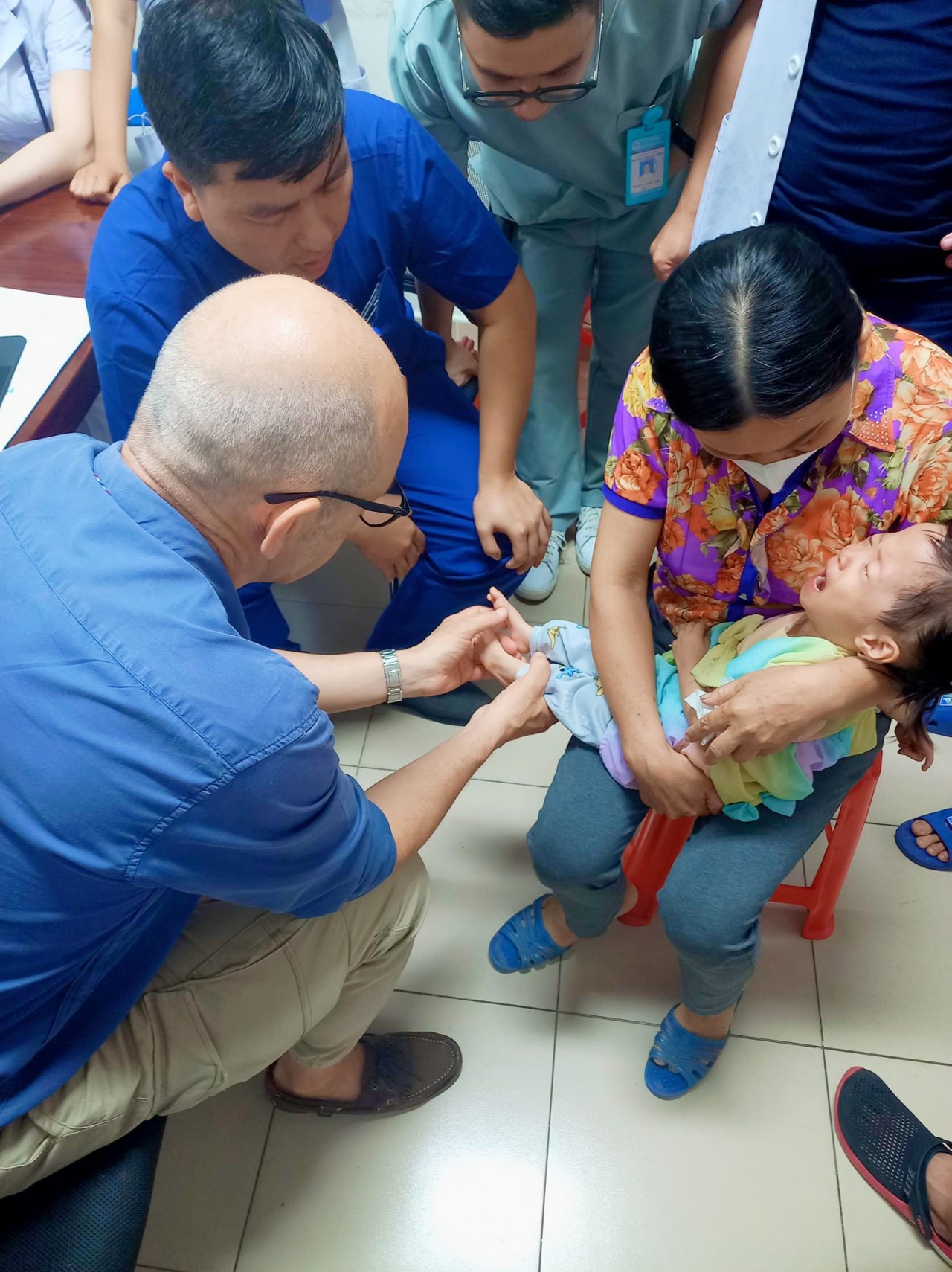 Experts from the Children Action Foundation and doctors of Hanoi-based Xanh Pon Hospital are providing check-ups for children with congenital musculoskeletal disorders. Source: Nguyen Thuong Experts from the Children Action Foundation and doctors of Hanoi-based Xanh Pon Hospital are providing check-ups for children with congenital musculoskeletal disorders. Source: Nguyen Thuong