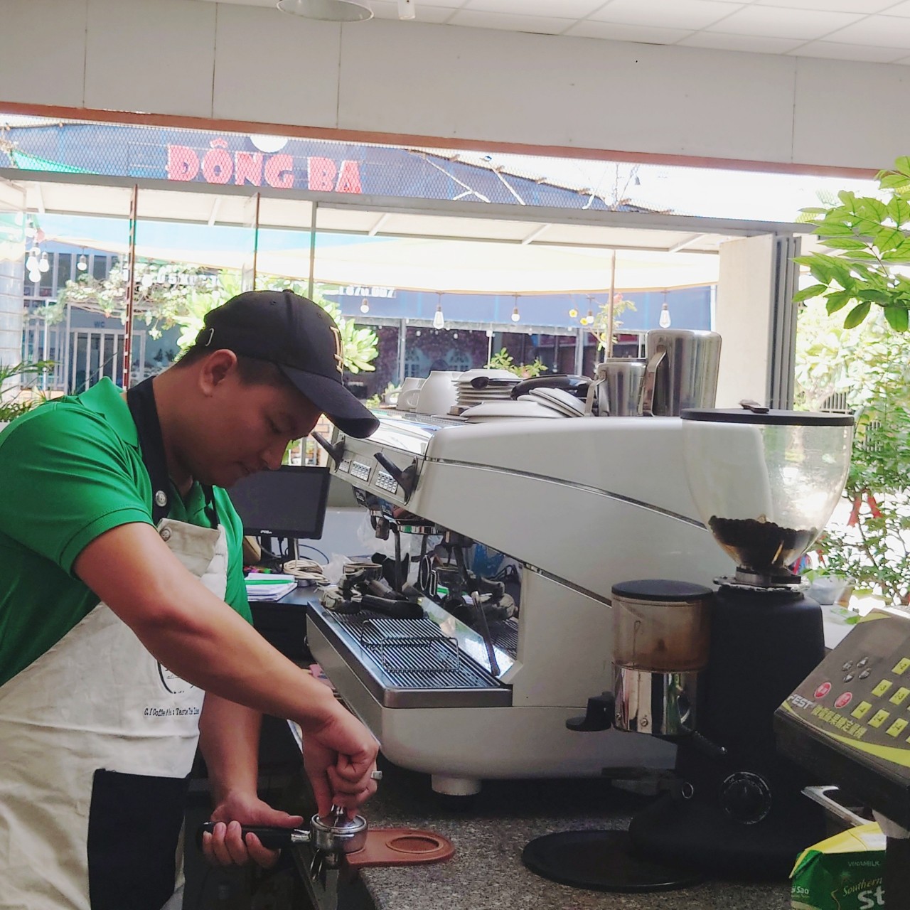 Anh Huỳnh Quốc Chánh, chủ quán C.K coffee thực hiện thao tác nén cà phê (Ảnh: NVCC). Anh Huỳnh Quốc Chánh, chủ quán C.K coffee thực hiện thao tác nén cà phê (Ảnh: NVCC).
