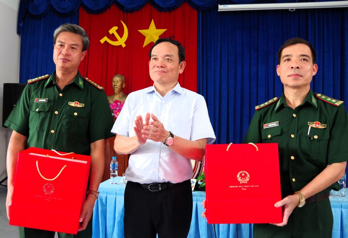 Phó Thủ tướng Trần Lưu Quang kiểm tra công tác phòng, chống khai thác hải sản bất hợp pháp tại Cà Mau Phó Thủ tướng Trần Lưu Quang kiểm tra công tác phòng, chống khai thác hải sản bất hợp pháp tại Cà Mau