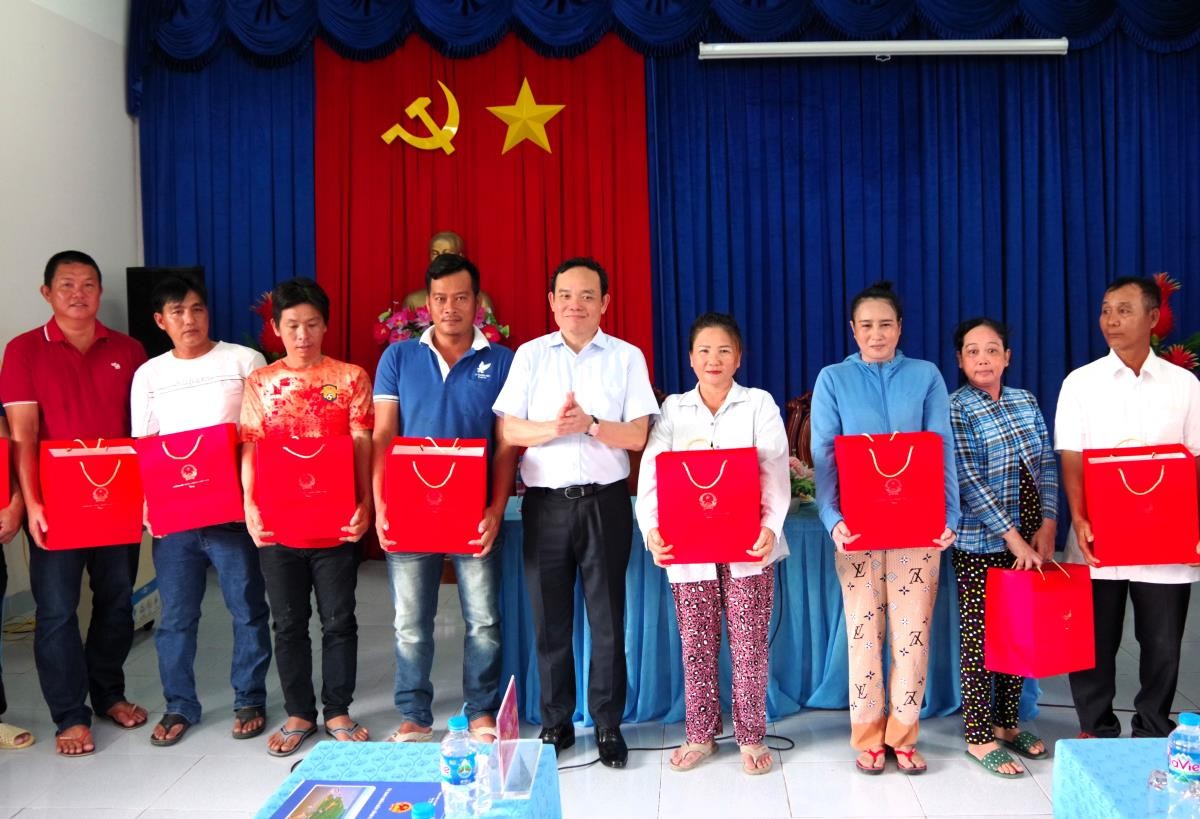 Phó Thủ tướng Trần Lưu Quang kiểm tra công tác phòng, chống khai thác hải sản bất hợp pháp tại Cà Mau Phó Thủ tướng Trần Lưu Quang kiểm tra công tác phòng, chống khai thác hải sản bất hợp pháp tại Cà Mau