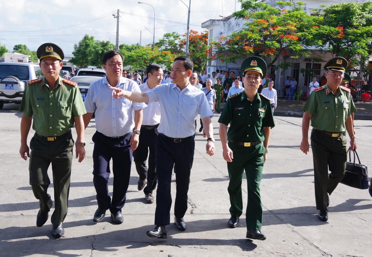 Phó Thủ tướng Trần Lưu Quang kiểm tra công tác phòng, chống khai thác hải sản bất hợp pháp tại Cà Mau Phó Thủ tướng Trần Lưu Quang kiểm tra công tác phòng, chống khai thác hải sản bất hợp pháp tại Cà Mau