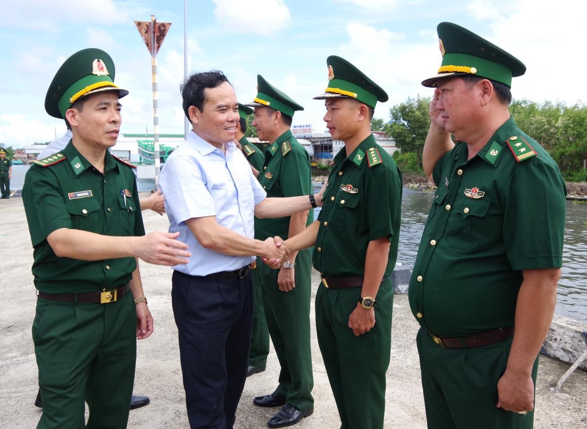 Phó Thủ tướng Trần Lưu Quang kiểm tra công tác phòng, chống khai thác hải sản bất hợp pháp tại Cà Mau Phó Thủ tướng Trần Lưu Quang kiểm tra công tác phòng, chống khai thác hải sản bất hợp pháp tại Cà Mau