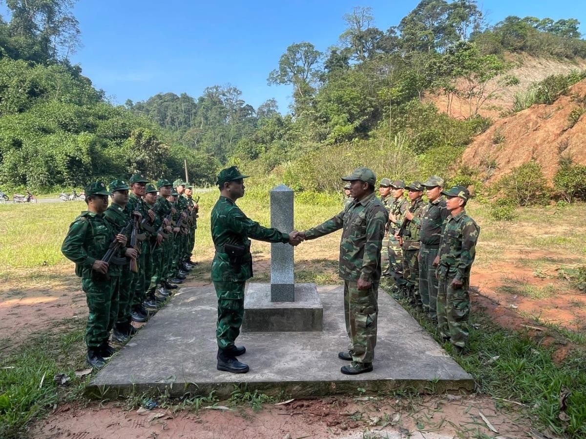Đồn Biên phòng Thông Thụ và Đại đội Biên phòng 216 tổ chức tuần tra song phương biên giới. Ảnh: Anh Sơn Đồn Biên phòng Thông Thụ và Đại đội Biên phòng 216 tổ chức tuần tra song phương biên giới. Ảnh: Anh Sơn