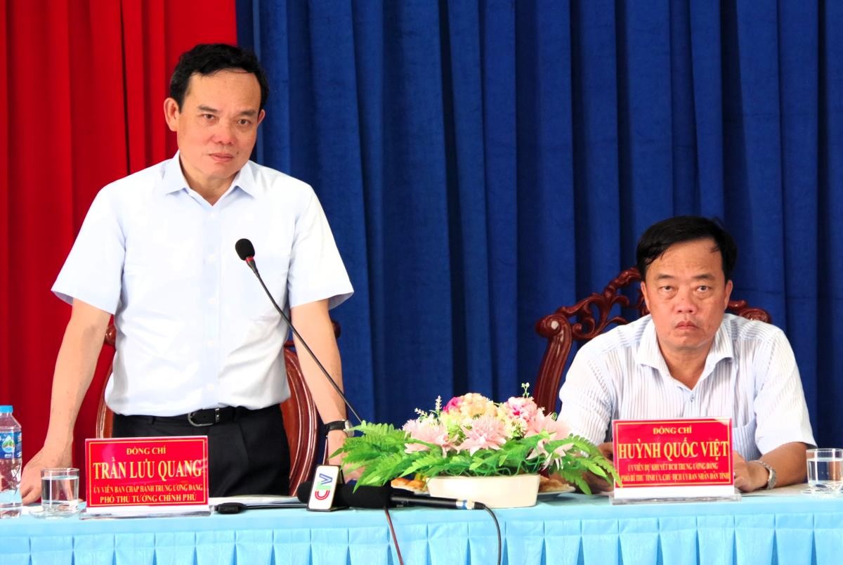 Phó Thủ tướng Trần Lưu Quang kiểm tra công tác phòng, chống khai thác hải sản bất hợp pháp tại Cà Mau Phó Thủ tướng Trần Lưu Quang kiểm tra công tác phòng, chống khai thác hải sản bất hợp pháp tại Cà Mau