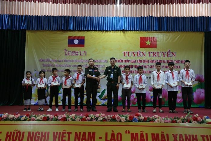 Phối hợp tuyên truyền pháp luật cho nhân dân hai bên biên giới Việt Nam - Lào Phối hợp tuyên truyền pháp luật cho nhân dân hai bên biên giới Việt Nam - Lào