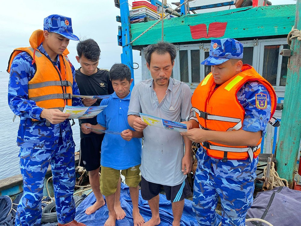 Tàu CSB 2008 tuyên truyền pháp luật cho ngư dân. Tàu CSB 2008 tuyên truyền pháp luật cho ngư dân.