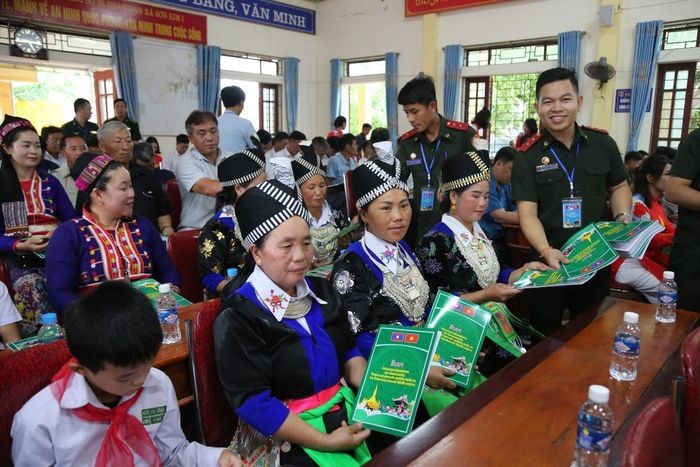 Phối hợp tuyên truyền pháp luật cho nhân dân hai bên biên giới Việt Nam - Lào Phối hợp tuyên truyền pháp luật cho nhân dân hai bên biên giới Việt Nam - Lào