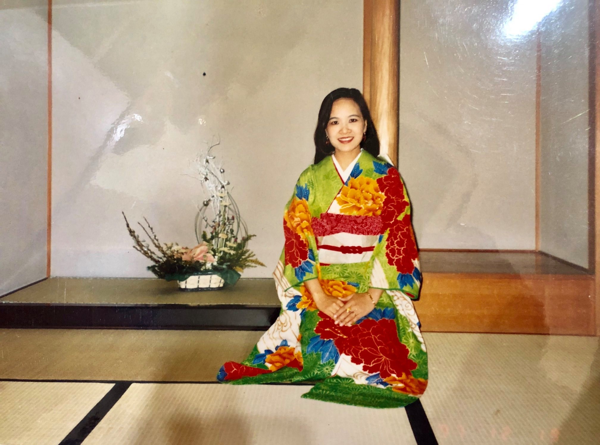 Bức ảnh chị Thủy mặc áo Kimono chụp cách đây hơn 20 năm vẫn được chị lưu giữ cẩn thận (Ảnh: NVCC). Bức ảnh chị Thủy mặc áo Kimono chụp cách đây hơn 20 năm vẫn được chị lưu giữ cẩn thận (Ảnh: NVCC).
