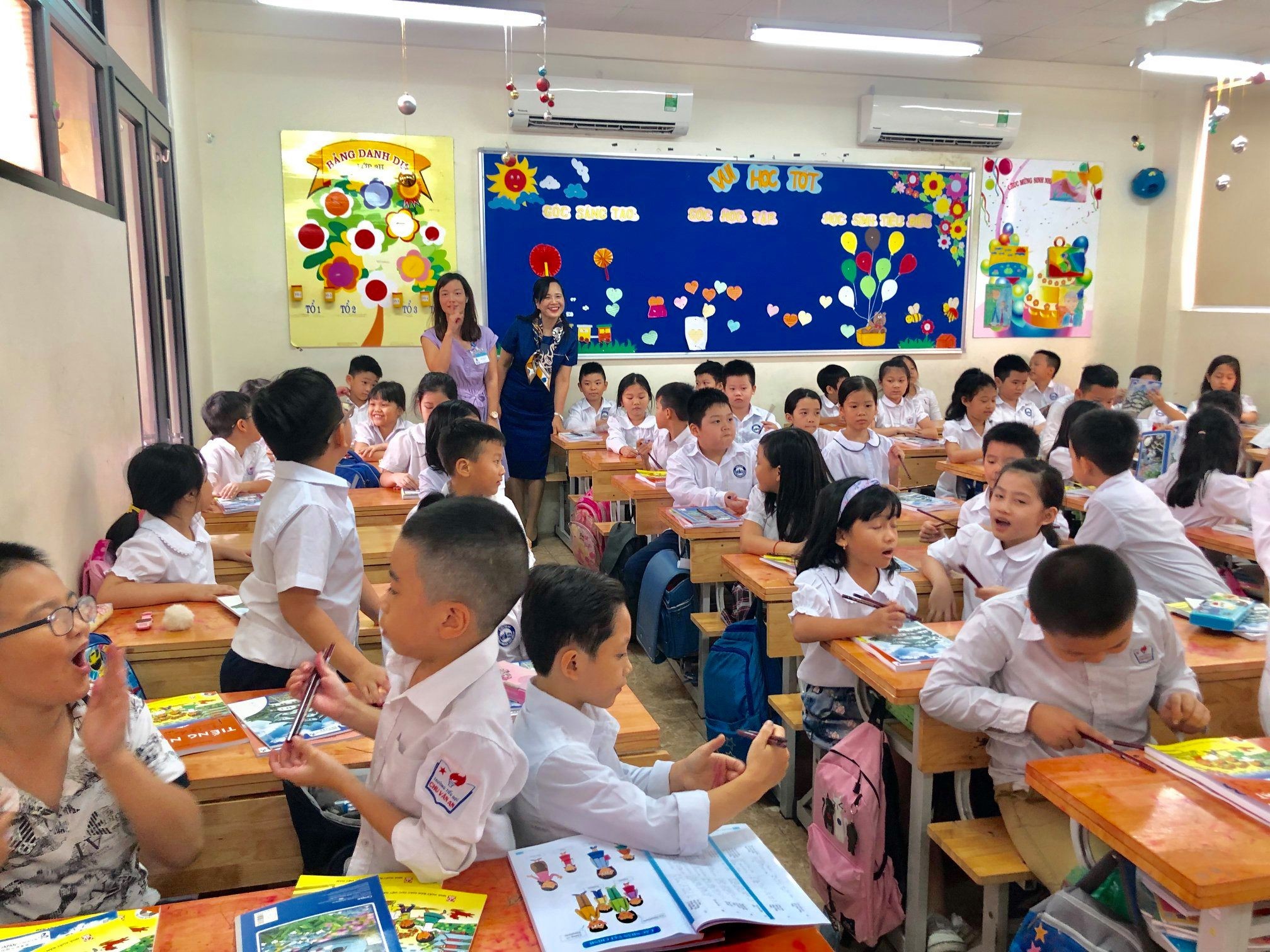 Chị Ngô Minh Thủy (váy xanh) trong một lần cùng Đại sứ quán Nhật, Quỹ Japan Foundation đến tặng sách, đồ dùng học tập và dự giờ tiếng Nhật của học sinh lớp 3 Trường Tiểu học Chu Văn An - Hà Nội vào năm 2019 (Ảnh: NVCC). Chị Ngô Minh Thủy (váy xanh) trong một lần cùng Đại sứ quán Nhật, Quỹ Japan Foundation đến tặng sách, đồ dùng học tập và dự giờ tiếng Nhật của học sinh lớp 3 Trường Tiểu học Chu Văn An - Hà Nội vào năm 2019 (Ảnh: NVCC).