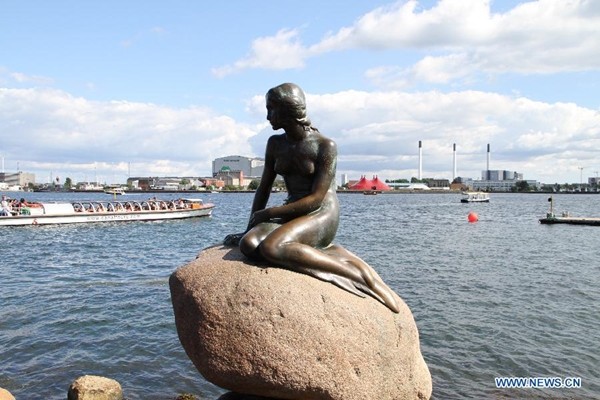 Bức tượng nhỏ bên Vịnh Copenhagen gắn với câu chuyện thiếu nhi “Nàng tiên cá” của đại văn hào Hans Christan Andersen, biểu tượng của đất nước Đan Mạch. Nguồn: news.cn Bức tượng nhỏ bên Vịnh Copenhagen gắn với câu chuyện thiếu nhi “Nàng tiên cá” của đại văn hào Hans Christan Andersen, biểu tượng của đất nước Đan Mạch. Nguồn: news.cn