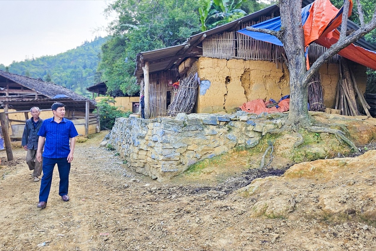 Bám đất, bám làng trên miền đất “khát" Bám đất, bám làng trên miền đất “khát"
