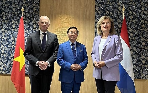 Deputy Prime Minister Tran Hong Ha (centre) and Speaker of the House of Representatives Vera Bergkamp (R) and President of the Senate Jan Anthonie Bruijn. (Photo: VNA) Deputy Prime Minister Tran Hong Ha (centre) and Speaker of the House of Representatives Vera Bergkamp (R) and President of the Senate Jan Anthonie Bruijn. (Photo: VNA)