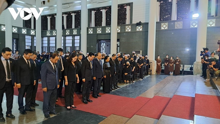 State President Vo Van Thuong (third from left, first row) and other officials pay their last tributes to former Deputy Prime Minister Vu Khoan at a funeral service held in Hanoi on June 27. State President Vo Van Thuong (third from left, first row) and other officials pay their last tributes to former Deputy Prime Minister Vu Khoan at a funeral service held in Hanoi on June 27.