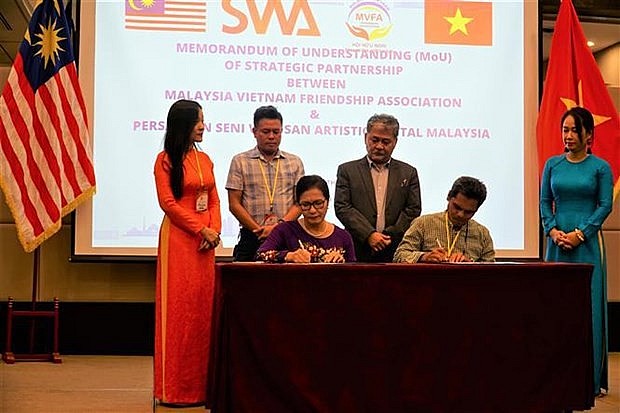 The signing of the MoU between the MVFA and the Digital Heritage Department of Malaysia. (Photo: VNA) The signing of the MoU between the MVFA and the Digital Heritage Department of Malaysia. (Photo: VNA)