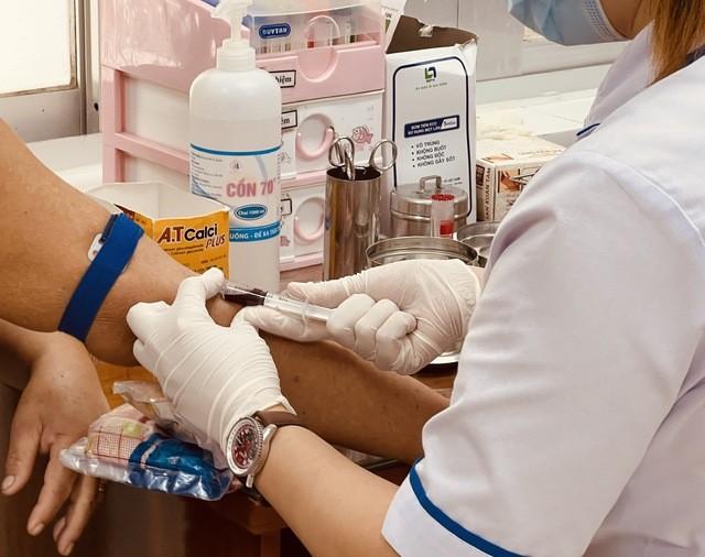Lấy máu xét nghiệm HIV. Ảnh: Thùy Chi Lấy máu xét nghiệm HIV. Ảnh: Thùy Chi