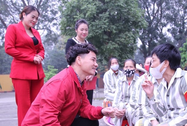 Các phạm nhân giao lưu với nghệ sĩ Xuân Bắc Các phạm nhân giao lưu với nghệ sĩ Xuân Bắc