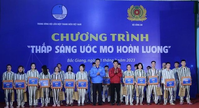 Ban tổ chức đã trao tặng 400 suất quà cho phạm nhân có hoàn cảnh khó khăn, rèn luyện, cải tạo tốt Ban tổ chức đã trao tặng 400 suất quà cho phạm nhân có hoàn cảnh khó khăn, rèn luyện, cải tạo tốt