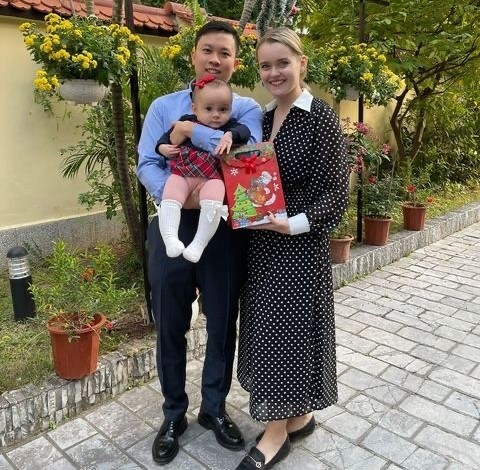 Gia đình hạnh phúc của Phan Vũ Sơn và Sofia (Ảnh: KT). Gia đình hạnh phúc của Phan Vũ Sơn và Sofia (Ảnh: KT).