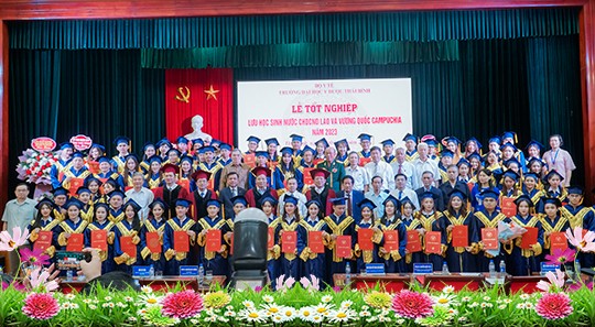 72 lưu học sinh Lào và Campuchia nhận bằng tốt nghiệp bác sĩ y khoa tại trường Đại học Y Dược Thái Bình (Ảnh: tbump.edu.vn). 72 lưu học sinh Lào và Campuchia nhận bằng tốt nghiệp bác sĩ y khoa tại trường Đại học Y Dược Thái Bình (Ảnh: tbump.edu.vn).