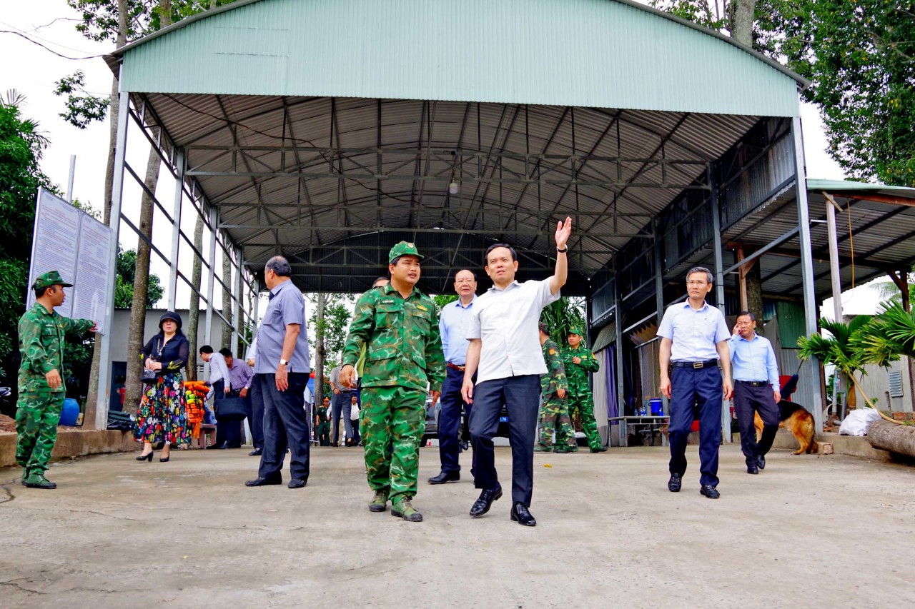Phó Thủ tướng Trần Lưu Quang kiểm tra công tác phòng, chống buôn lậu trên tuyến biên giới An Giang Phó Thủ tướng Trần Lưu Quang kiểm tra công tác phòng, chống buôn lậu trên tuyến biên giới An Giang