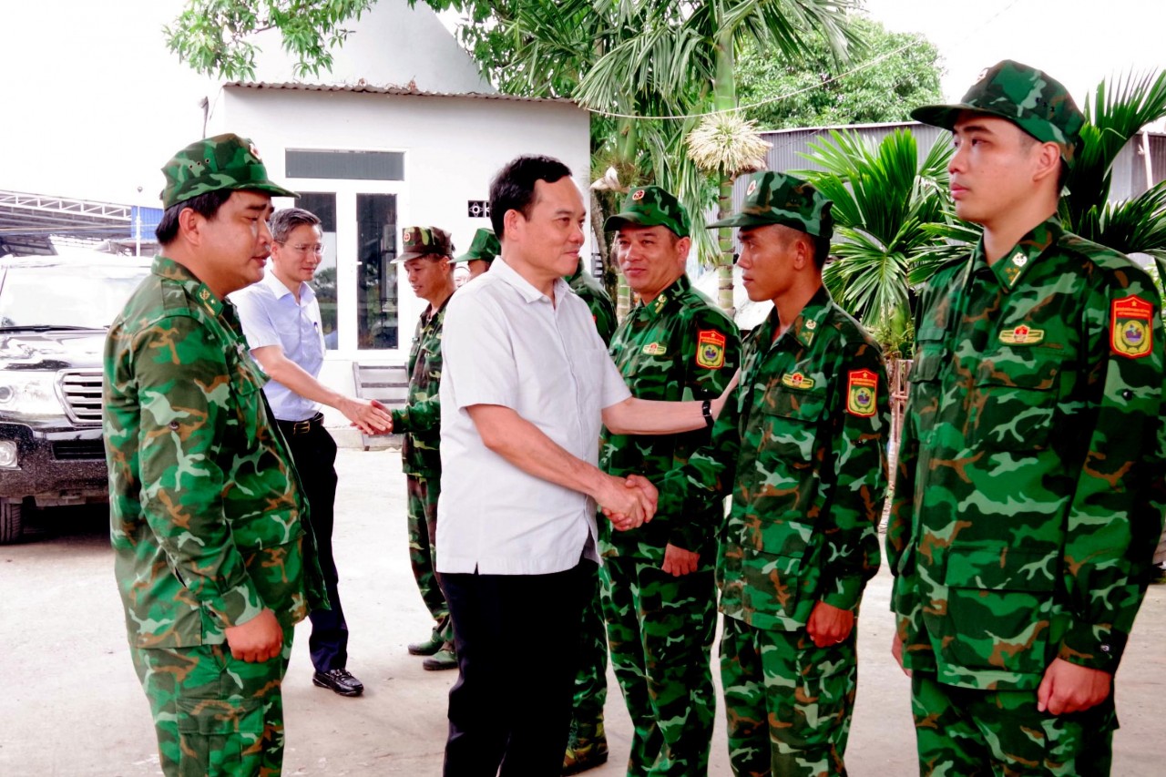 Phó Thủ tướng Trần Lưu Quang kiểm tra công tác phòng, chống buôn lậu trên tuyến biên giới An Giang Phó Thủ tướng Trần Lưu Quang kiểm tra công tác phòng, chống buôn lậu trên tuyến biên giới An Giang