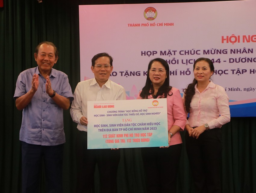 TP.HCM: Trao hơn 100 suất quà cho học sinh, sinh viên dân tộc Chăm TP.HCM: Trao hơn 100 suất quà cho học sinh, sinh viên dân tộc Chăm
