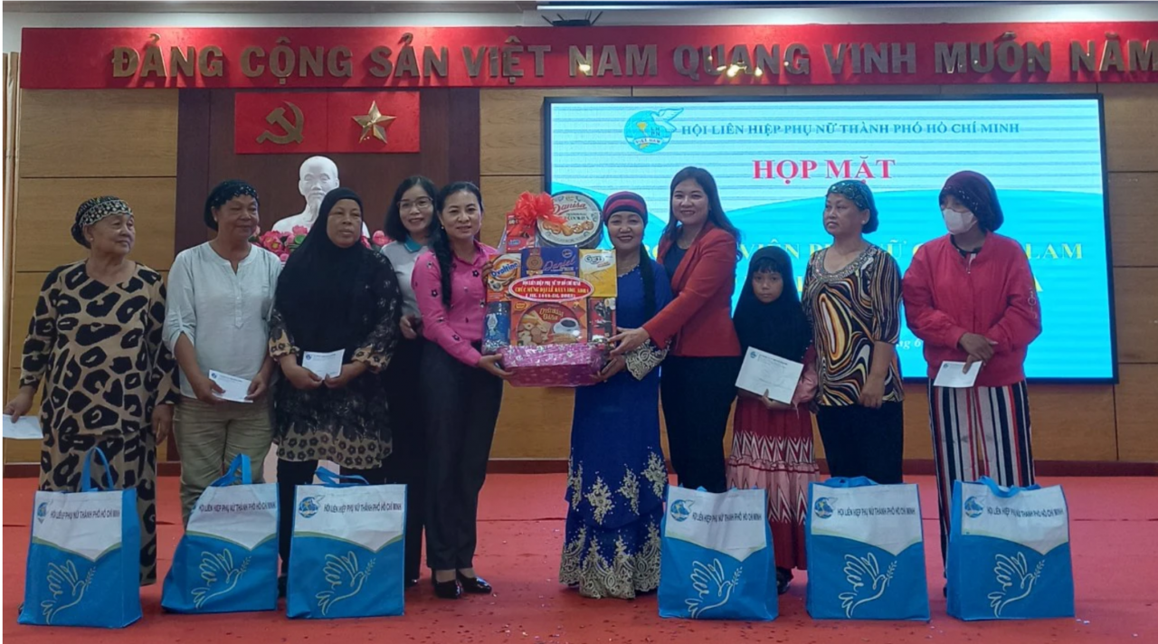 TP.HCM: Trao hơn 100 suất quà cho học sinh, sinh viên dân tộc Chăm TP.HCM: Trao hơn 100 suất quà cho học sinh, sinh viên dân tộc Chăm