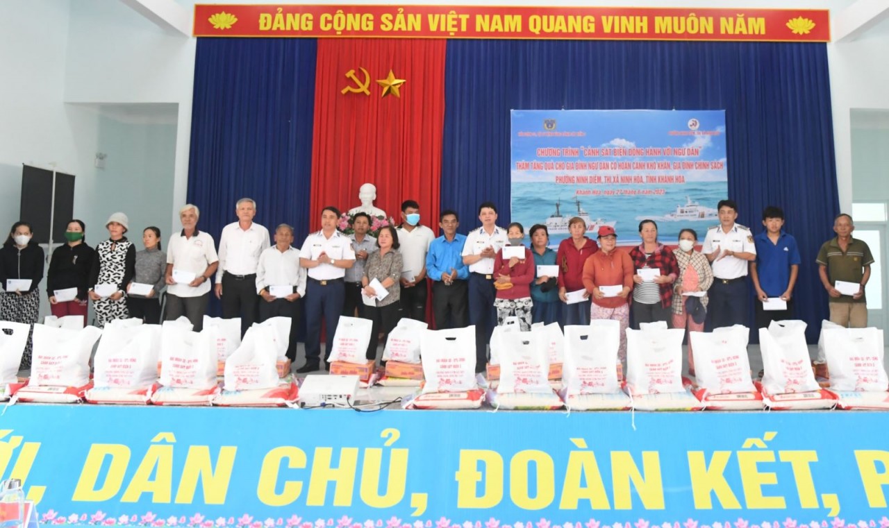 Cảnh sát biển đồng hành cùng ngư dân tỉnh Khánh Hòa Cảnh sát biển đồng hành cùng ngư dân tỉnh Khánh Hòa