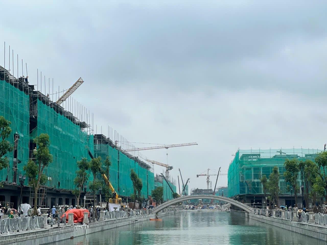 Dòng sông dài 830m đã được dẫn nước và đang tiếp tục hoàn thiện các hạng mục cảnh quan trang trí. Dòng sông dài 830m đã được dẫn nước và đang tiếp tục hoàn thiện các hạng mục cảnh quan trang trí.