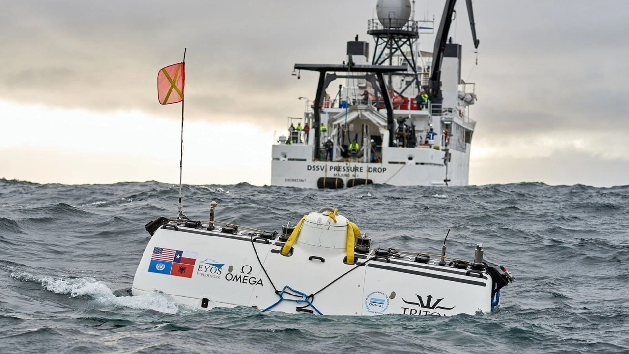 Tàu lặn DSV Limiting Factor nổi gần tàu thám hiểm DSSV Pressure Drop phía trên Rãnh Mariana của Thái Bình Dương (Ảnh: Reuters) Tàu lặn DSV Limiting Factor nổi gần tàu thám hiểm DSSV Pressure Drop phía trên Rãnh Mariana của Thái Bình Dương (Ảnh: Reuters)