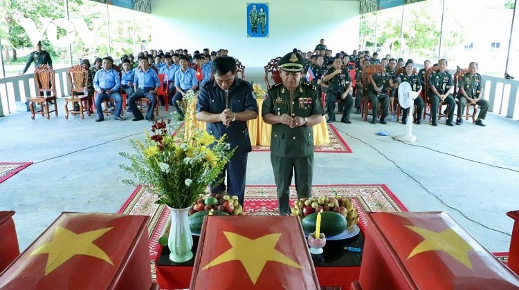 Bàn giao hài cốt quân tình nguyện Việt Nam hy sinh tại Campuchia Bàn giao hài cốt quân tình nguyện Việt Nam hy sinh tại Campuchia