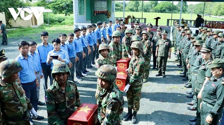Bàn giao hài cốt quân tình nguyện Việt Nam hy sinh tại Campuchia Bàn giao hài cốt quân tình nguyện Việt Nam hy sinh tại Campuchia
