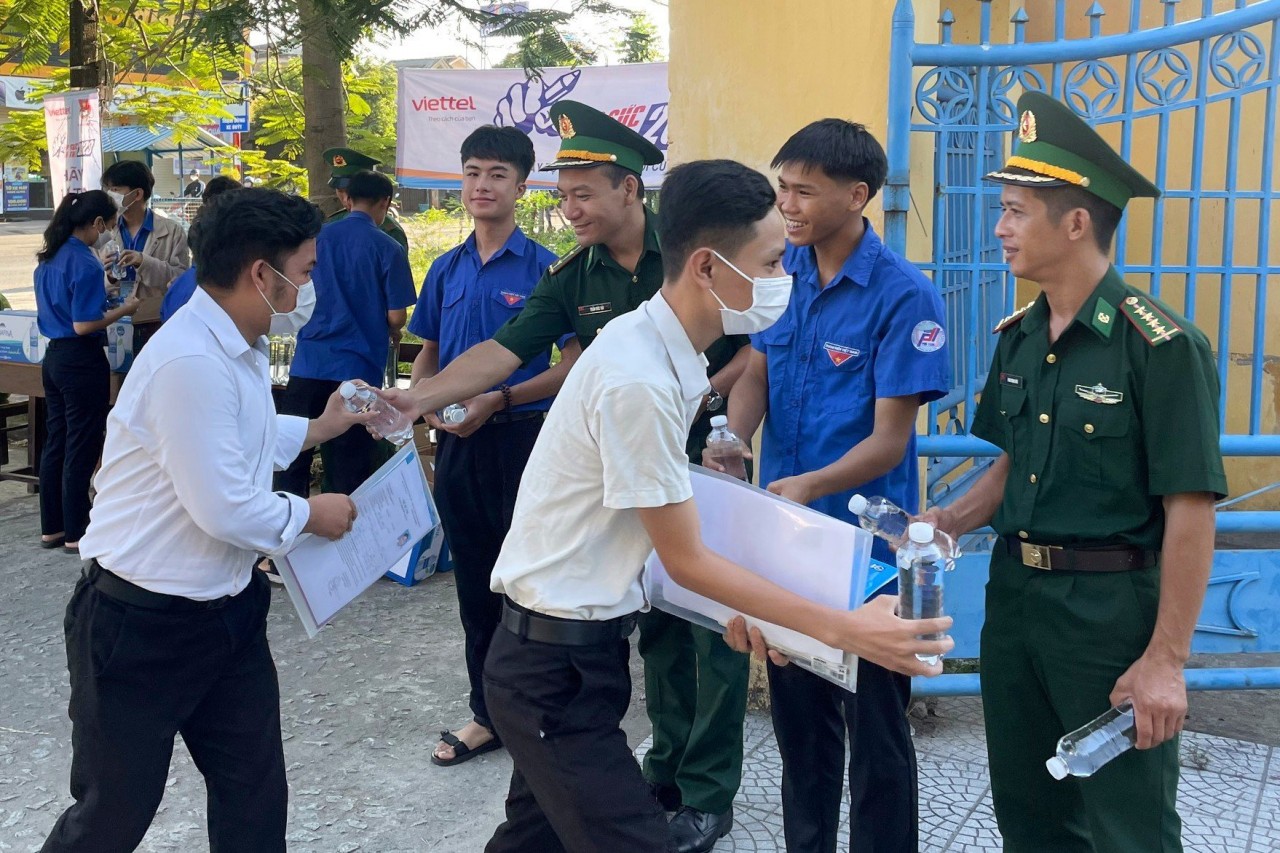 Phát nước uống cho các thí sinh tham gia dự kỳ thi. Phát nước uống cho các thí sinh tham gia dự kỳ thi.