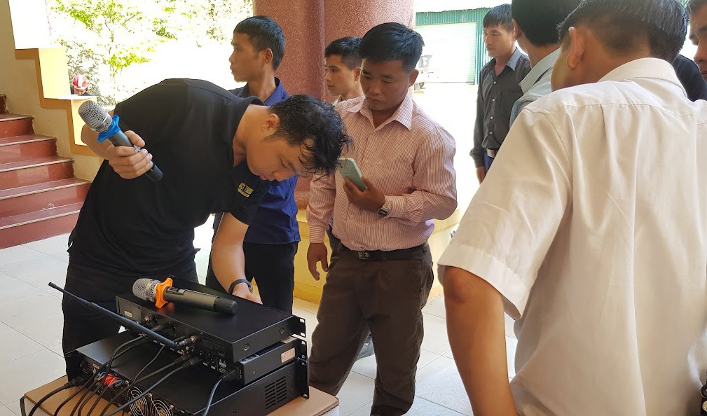 Nghệ An: Bàn giao trang thiết bị tăng âm loa máy cho 15 bản ở huyện biên giới Kỳ Sơn Nghệ An: Bàn giao trang thiết bị tăng âm loa máy cho 15 bản ở huyện biên giới Kỳ Sơn